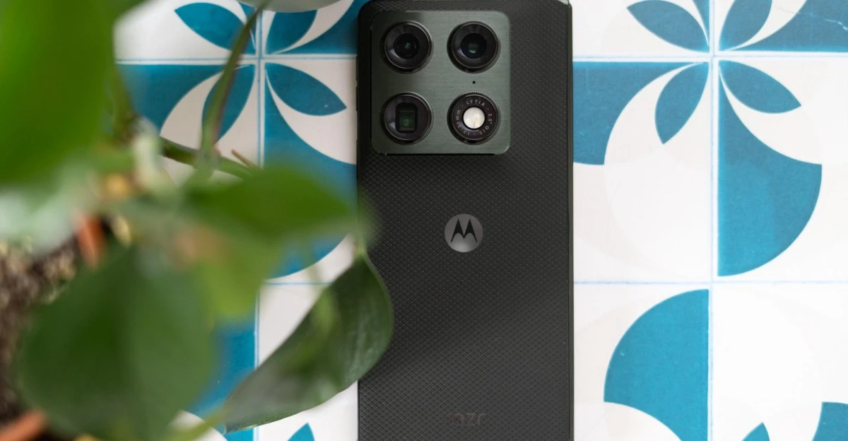 The Razr Fold is stuck in the middle
