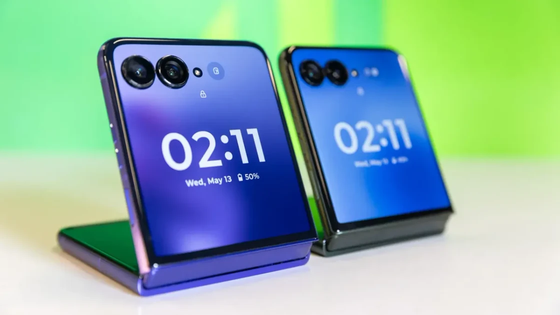 Samsung Galaxy Z Flip 8 vs. Motorola Razr Ultra