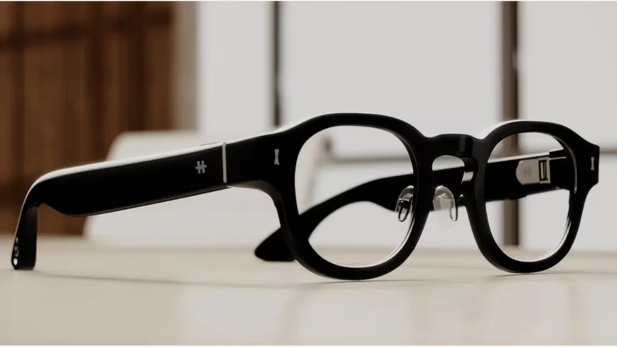 Halliday made 2025’s worst smart glasses. Its camera-free comeback is aimed at your meetings.