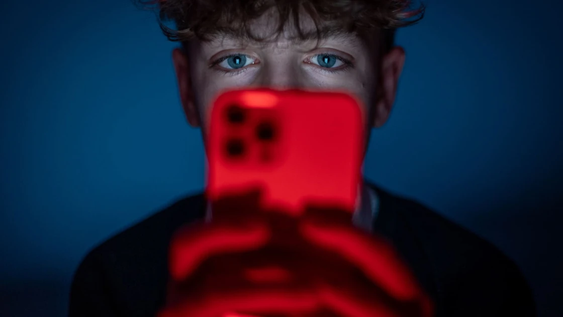 Midnight social media curfew, infinite scrolling limits proposed for older teens