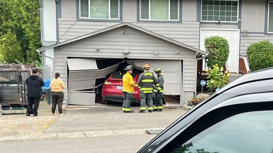 A Tesla on Autopilot swerved into someone’s garage door in Washington. Police are investigating.
