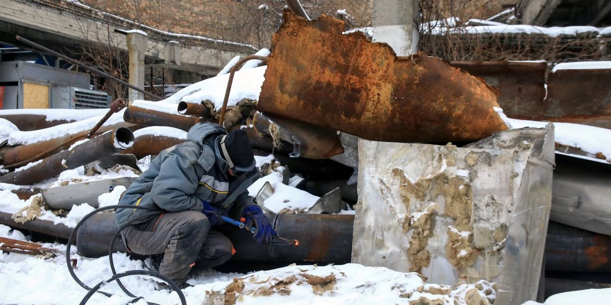 Ukrainian Engineers Risk All to Restore Power Under Fire