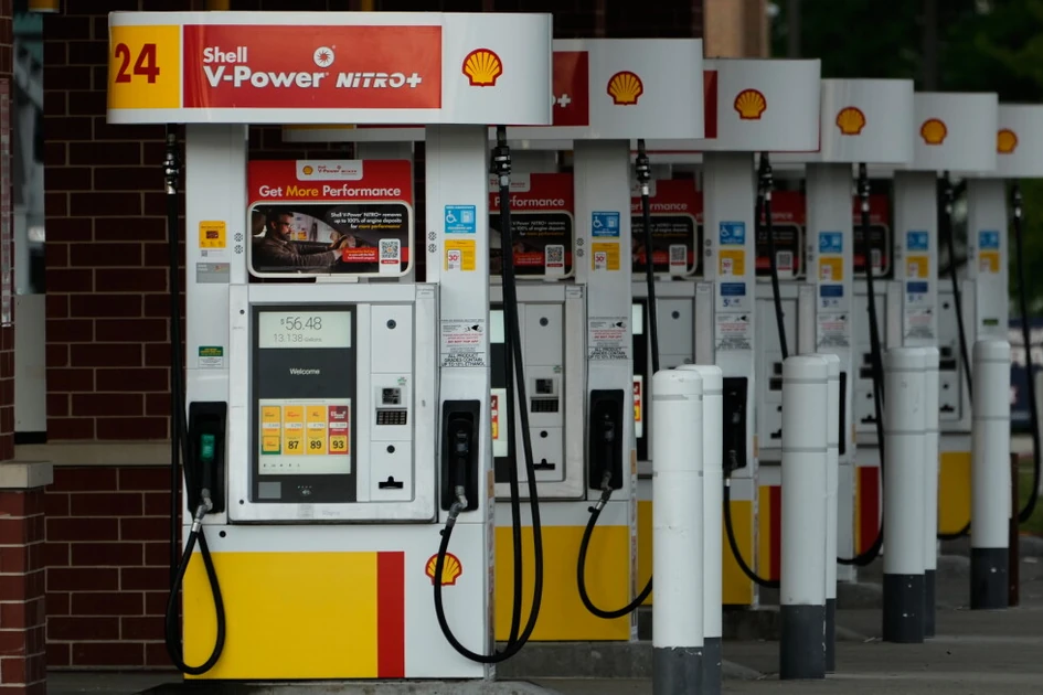 US gas prices hit an average of $4 a gallon again