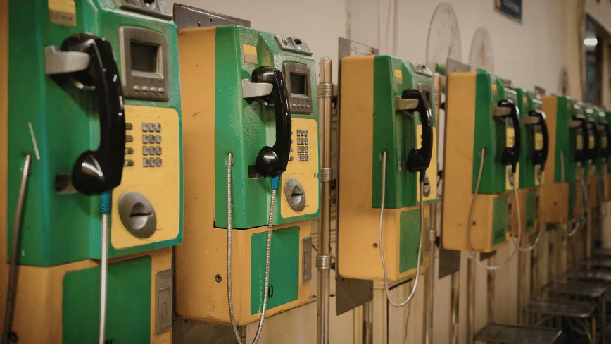 A new AI listens to every prison call and decides who is speaking