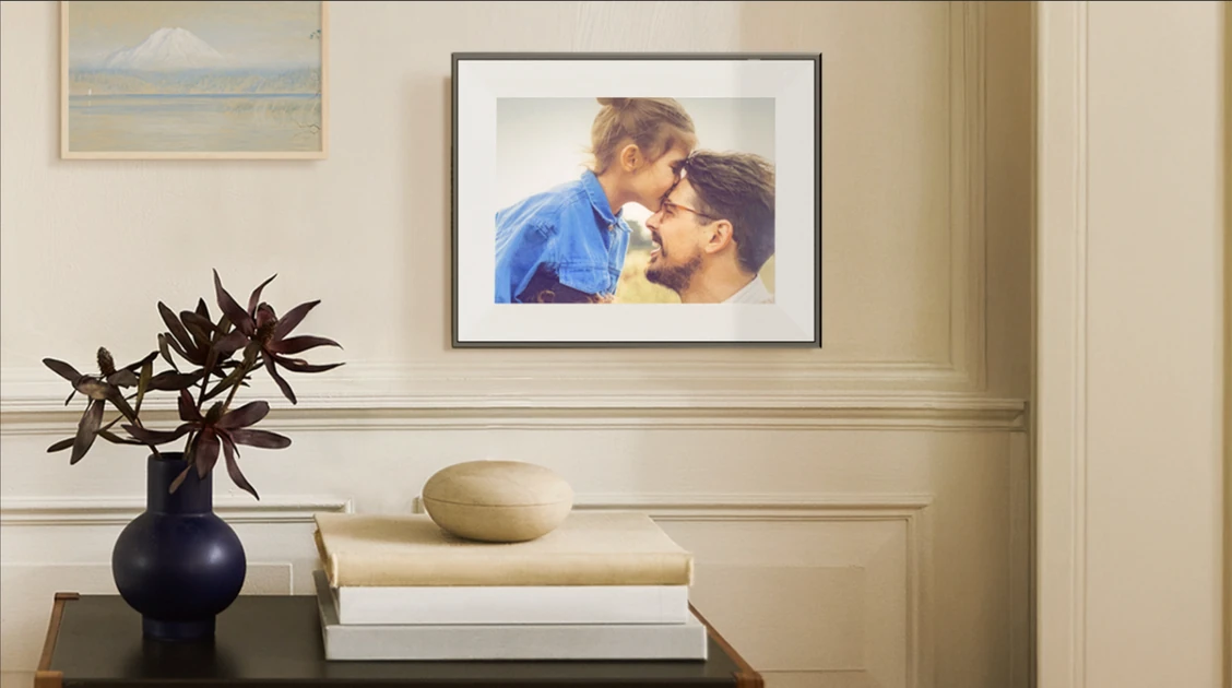 Aura’s impressive e-ink photo frame doesn’t even look digital