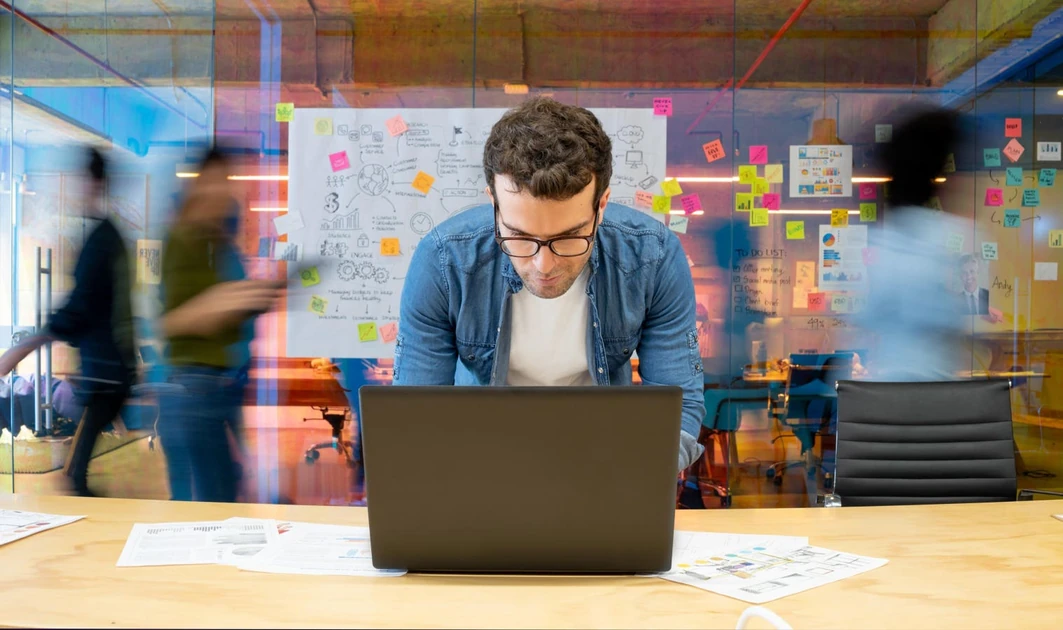 4 Businesses Adopting AI Agents To Transform How They Operate