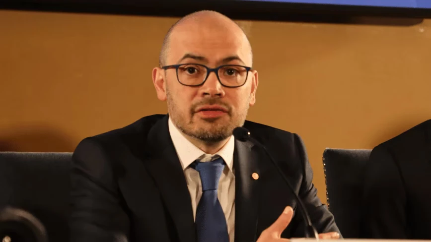Demis Hassabis wants a Wall Street-style referee for AI, with the power to hit pause