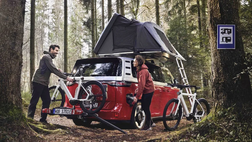 Volkswagen’s new e-bike has a rearview camera, radar, and fighter-pilot smart glasses