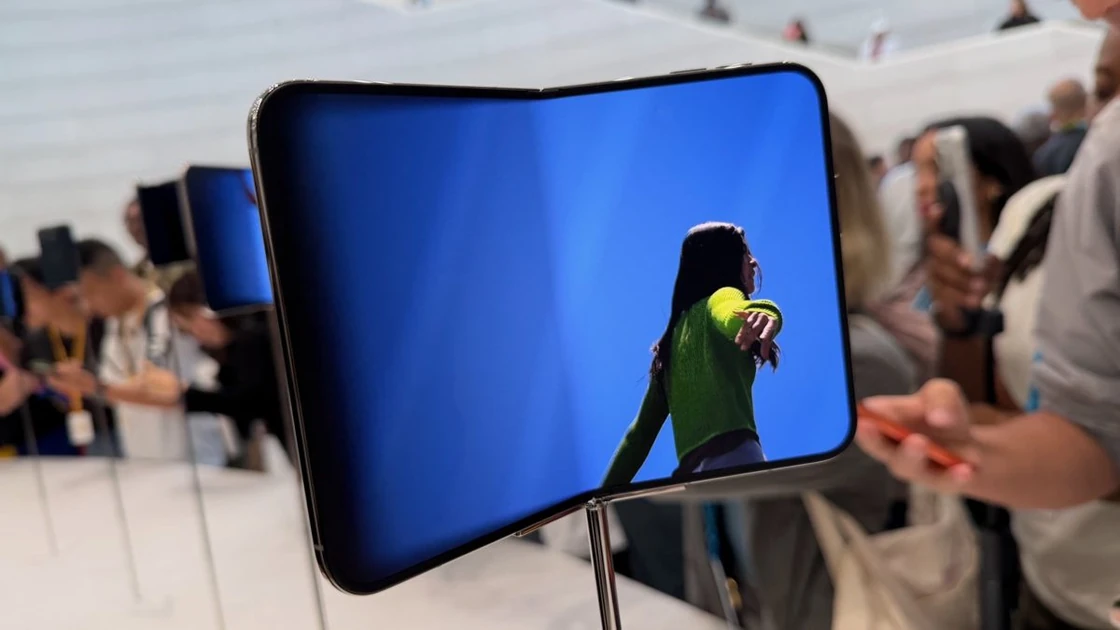 The iPhone Duo's opening animation is a 10/10 design flex for Apple