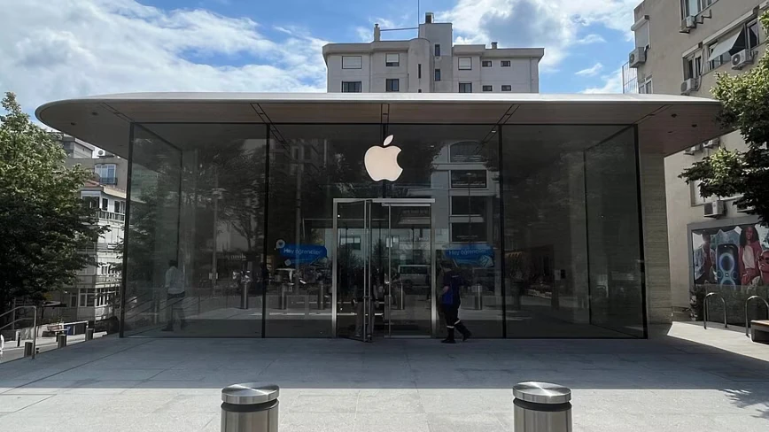 Apple puts a $30bn US-manufacturing flag on its Broadcom chip deal