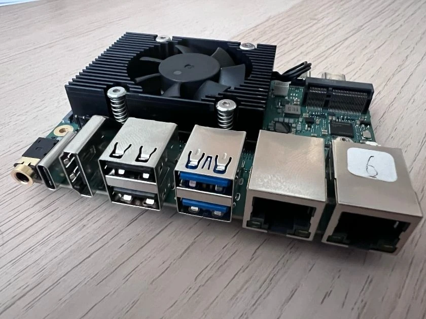 Radxa Dragon Q8B: A Laptop Cosplaying as an SBC?
